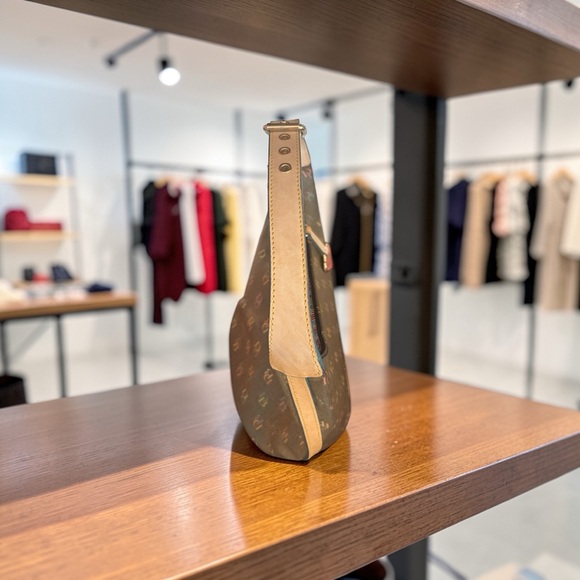 Dooney and Bourke black monogram shoulder bag with matching wallet - Picture 5 of 11